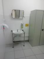 Туалет, оборудованный поручнями